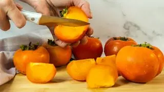 Sezon na kaki w pełni. Kiedy najlepiej kupować te owoce i jak wybrać idealnie dojrzałe?