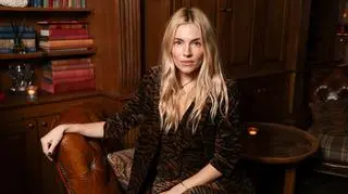 Sienna Miller krytykowana za bycie mamą po 40. "Czemu to kobiety zawsze muszą obrywać?"