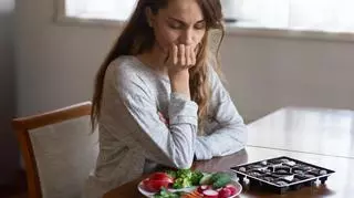 Cykl menstruacyjny a dieta. "Zbilansowane posiłki mogą wspomóc zdrowie hormonalne"