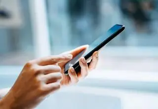 "Zostałeś skierowany na kwarantannę". Sanepid ostrzega przed fałszywymi sms