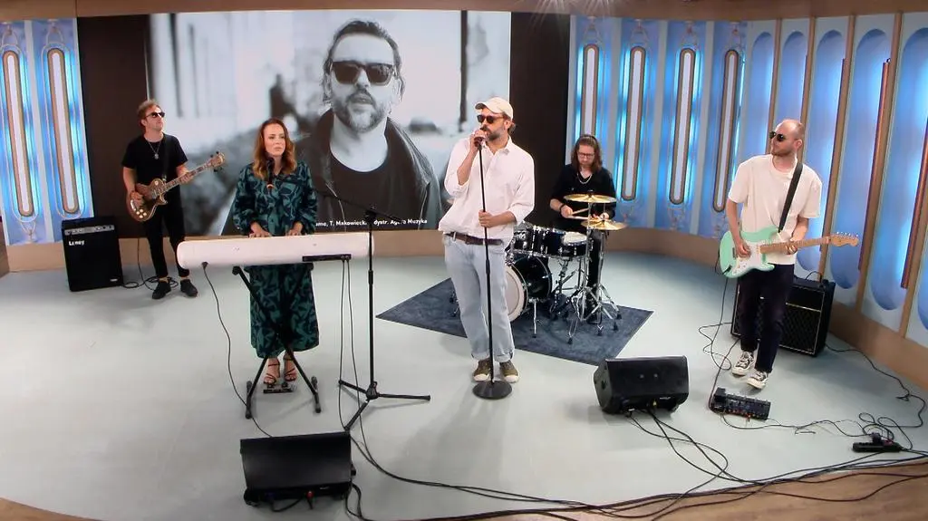 Seeme feat. Tomasz Makowiecki w piosence "Dla Ciebie jestem"