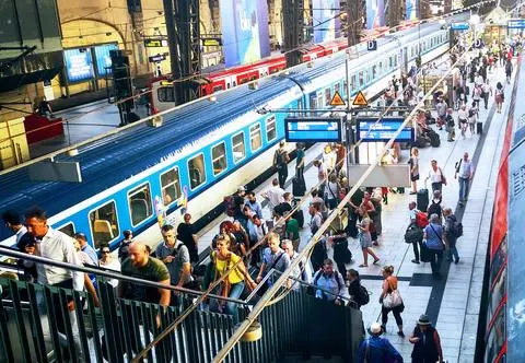Rozmawiał przez telefon na dworcu kolejowym. Dostał mandat