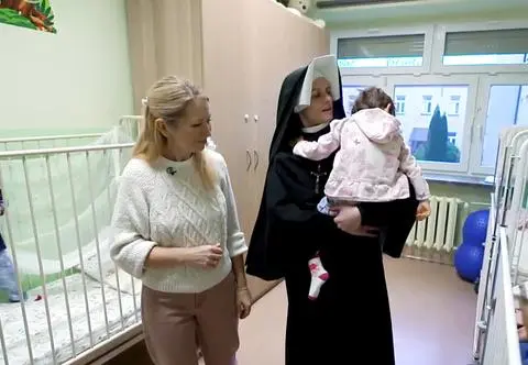 Zakonnice oddały serca porzuconym i chorym dzieciom. "Jesteśmy ich domem" 