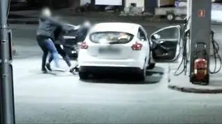 Szokujące nagranie ze stacji paliw. Funkcjonariusze pobili chorego na Parkinsona?