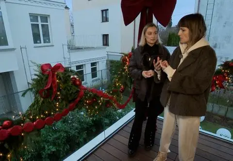 Akcenty bożonarodzeniowe na balkonie. Jak efektownie przystroić balustradę?
