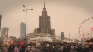 Zagraniczni turyści zachwyceni warszawskim jarmarkiem świątecznym. "U nas takich nie mamy"