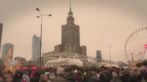 Zagraniczni turyści zachwyceni warszawskim jarmarkiem świątecznym. "U nas takich nie mamy"