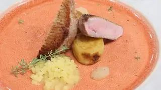 Kaczka w cydrowym sosie z dodatkiem prażonych jabłek
