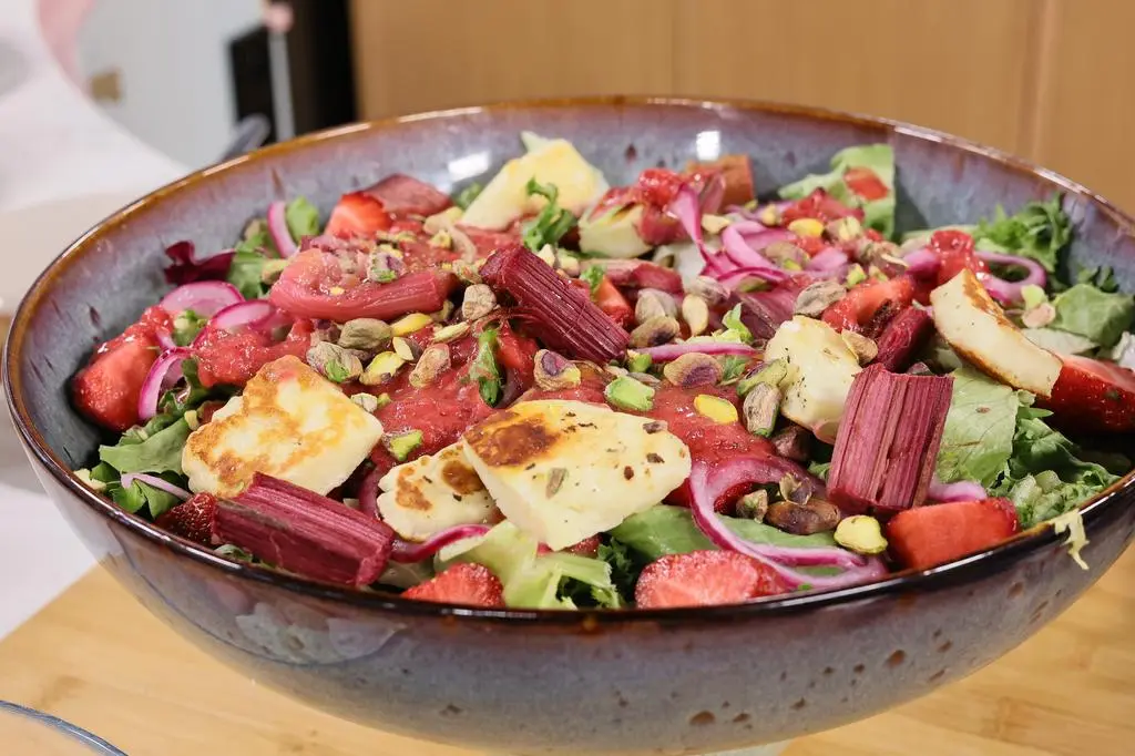 Sałatka z grillowanym halloumi, truskawkami i pieczonym rabarbarem