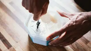 Dlaczego lody w pudełku twardnieją po otarciu? Jest prosty trik, by temu zapobiec 