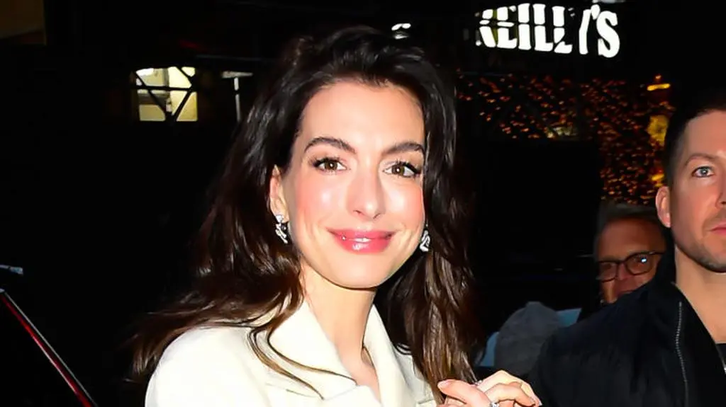 Anne Hathaway w białym płaszczu
