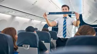 Steward na pokładzie samolotu.