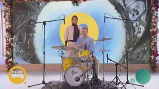 Damian gra na perkusji 