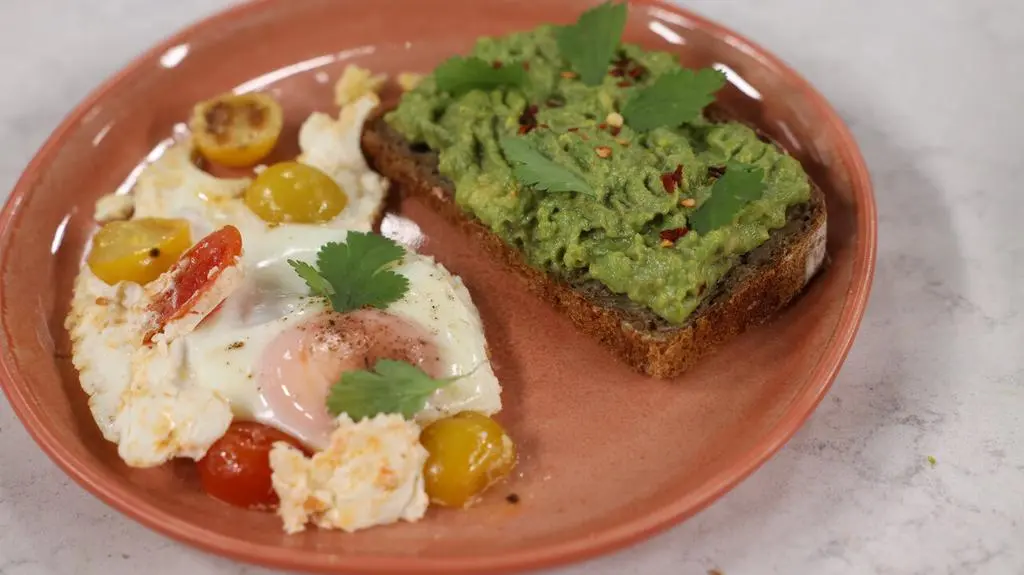 Jajka sadzone na fecie z guacamole