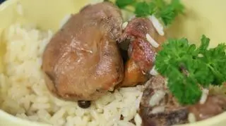 Zapiekana kaczka, w ziołowej zalewie z pieczonymi batatami, kremowym twarożkiem ze szczypiorkiem i tymiankiem 