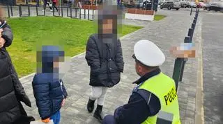 Maluchy wyszły z domu, gdy ich mama spała