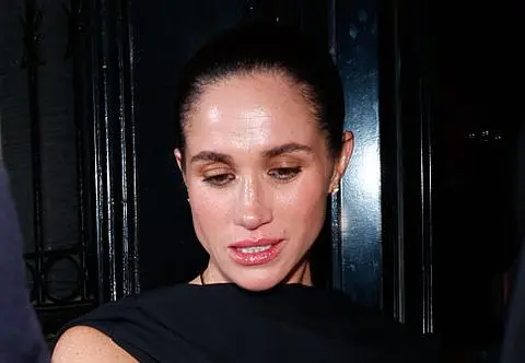 Meghan Markle znowu oskarżona o kradzież słynnej sukni. Jej rzecznik reaguje
