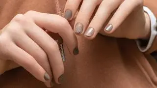 Bronze nails to hit nadchodzącej jesieni. Są inspirowane kolorem zachodzącego słońca