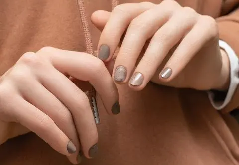 Bronze nails to hit nadchodzącej jesieni. Są inspirowane kolorem zachodzącego słońca