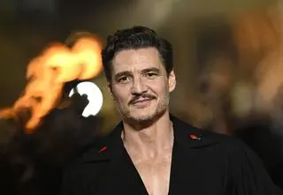Pedro Pascal z książką polskiej autorki. Po jaki tytuł sięgnął gwiazdor "The Last of Us"?