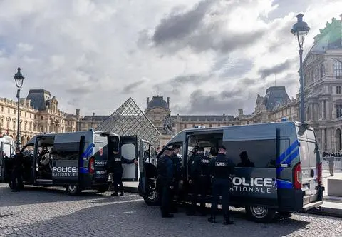 Kradzież klejnotów koronnych z Luwru. Pięciu nowych podejrzanych zatrzymanych przez policję