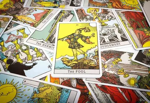 Weekendowy horoskop z kart tarota. Ten znak nawiąże nowe znajomości