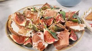 Bruschetta z ricottą, figami i prosciutto crudo