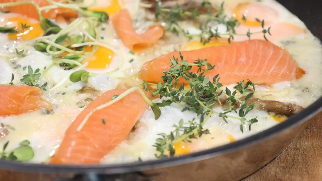Omlet z łososiem wędzonym i kaparami