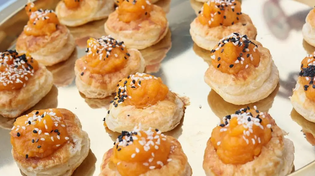 Ciasto francuskie z kremem z pieczonej dyni, morelą, parmezanem, sezamem i popcornem