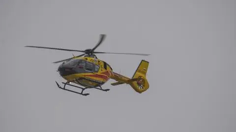 10-latek zjeżdżał z górki i uderzył w samochód. Chłopiec w ciężkim stanie trafił do szpitala 