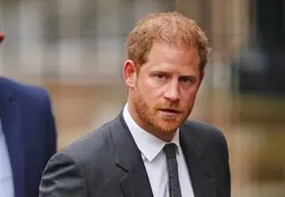 Książę Harry zostanie pozbawiony spadku? "Karol jest ostrzegany, aby nie odbierał telefonów od młodszego syna" 