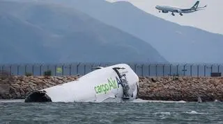 Samolot zjechał z pasa startowego i wpadł do morza. Tragedia na lotnisku w Hongkongu 