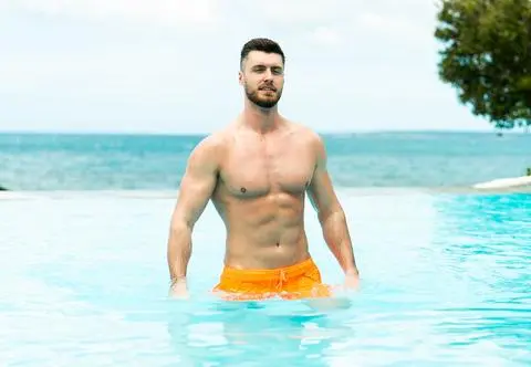 Ma 208 cm wzrostu i jeszcze większe serce. Kuba wchodzi do "Hotelu Paradise 11"