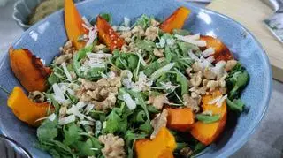 Sałatka z pieczoną dynią, suszonymi pomidorami, pecorino i orzechami włoskimi