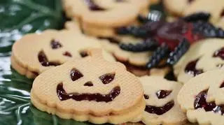 Kruche ciastka dynie z konfiturą malinową