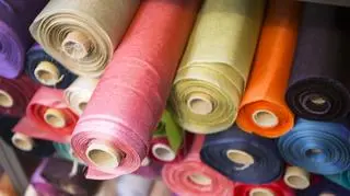 Ramia – jakie wła­ści­wo­ści i zasto­so­wa­nie ma ten mate­riał?