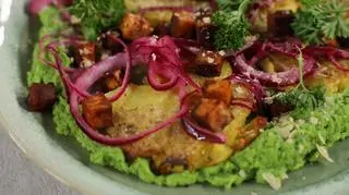 Chrupiące zmiażdżone ziemniaki na puree z groszku 