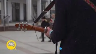 Kiedyś z gitarą na ulicy, dziś na wielkich scenach 