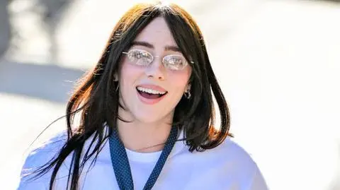 Billie Eilish czyta nazwę przystanku w Krakowie
