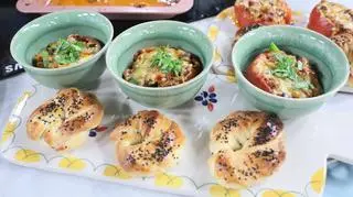 Bułeczki na okrągło i pieczone pomidory z kremowym serkiem z bazylią i oregano