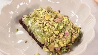 Ciasto czekoladowo-buraczane w stylu brownie z kremem pistacjowym