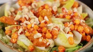 Sałatka z białej cykorii, jarmużu, endywii z marynowanym rokitnikiem, pieczoną dynią, orzechami laskowymi i cytrynowym dressingiem na bazie oliwy