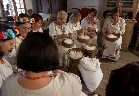 Spotykają się po pracy, by drzeć pierze. "15 gęsi, żeby była pierzyna porządna"