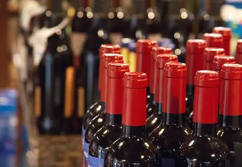 Przywozisz alkohol i papierosy z wakacji? Sprawdź, jakie obowiązują Cię limity  