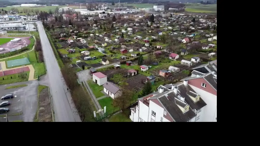 Uwaga! TVN: Schorowany 62-latek napadnięty na działkach
