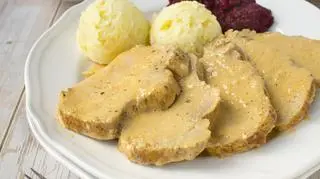 Wyjątkowy przepis na schab w sosie cebulowo-śmietanowym. Delikatny akcent nada więcej smaku