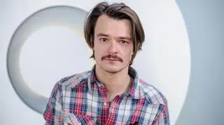Dawid Ogrodnik szokuje jako ksiądz Jan Kaczkowski. Uderzające podobieństwo zachwyciło fanów 