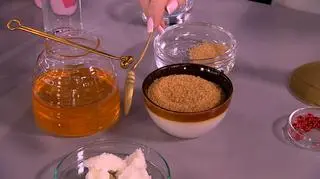 DIY w pielęgnacji ust. Jak zrobić domowy peeling i pomadkę?