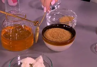 DIY w pielęgnacji ust. Jak zrobić domowy peeling i pomadkę?
