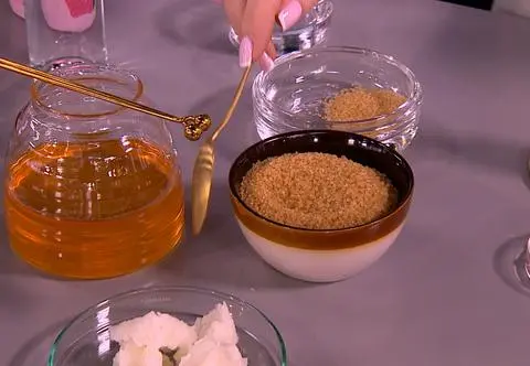 DIY w pielęgnacji ust. Jak zrobić domowy peeling i pomadkę?